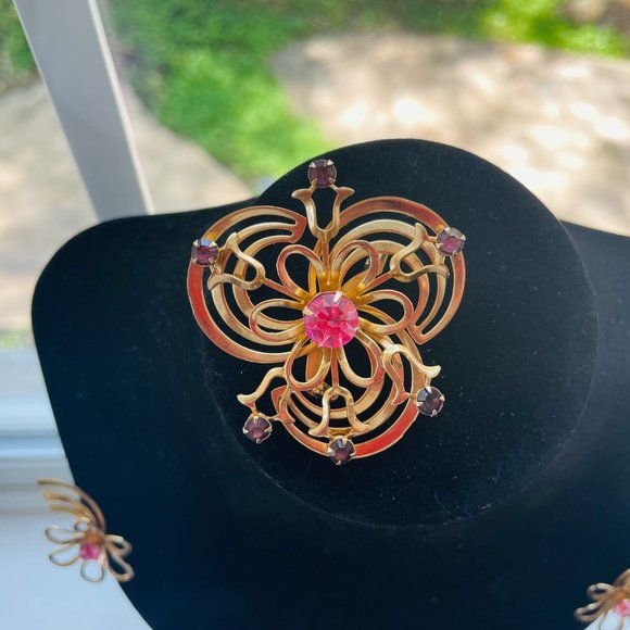 Vintage pink and purple flower swirl gold three layer brooch and earrings - Picture 9 of 10